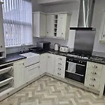 Spacious 3-bedroom House Near Centre By Homebird Management Short Lets & Serviced With En-suite Bathrooms & Free Parking Λιντς
