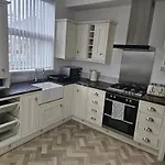 Spacious 3-bedroom House Near Centre By Homebird Management Short Lets & Serviced With En-suite Bathrooms & Free Parking Leeds (West Yorkshire)