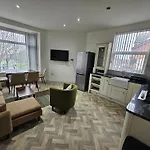 Dom wakacyjny Spacious 3-bedroom House Near Centre By Homebird Management Short Lets & Serviced With En-suite Bathrooms & Free Parking *