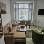 Spacious 3-bedroom House Near Centre By Homebird Management Short Lets & Serviced With En-suite Bathrooms & Free Parking Σπίτι διακοπών *