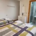 Spacious 3-bedroom House Near Centre By Homebird Management Short Lets & Serviced With En-suite Bathrooms & Free Parking Σπίτι διακοπών