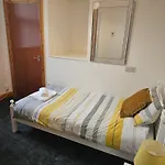 Dom wakacyjny Spacious 3-bedroom House Near Centre By Homebird Management Short Lets & Serviced With En-suite Bathrooms & Free Parking *