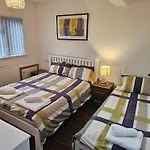 Dom wakacyjny Spacious 3-bedroom House Near Centre By Homebird Management Short Lets & Serviced With En-suite Bathrooms & Free Parking *