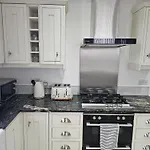 Spacious 3-bedroom House Near Centre By Homebird Management Short Lets & Serviced With En-suite Bathrooms & Free Parking * Λιντς