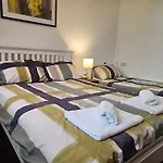 Spacious 3-bedroom House Near Centre By Homebird Management Short Lets & Serviced With En-suite Bathrooms & Free Parking * Λιντς