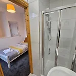 Spacious 3-bedroom House Near Centre By Homebird Management Short Lets & Serviced With En-suite Bathrooms & Free Parking Σπίτι διακοπών Λιντς