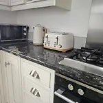 Spacious 3-bedroom House Near Centre By Homebird Management Short Lets & Serviced With En-suite Bathrooms & Free Parking *