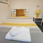 Σπίτι διακοπών Spacious 3-bedroom House Near Centre By Homebird Management Short Lets & Serviced With En-suite Bathrooms & Free Parking Λιντς