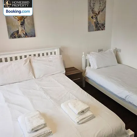 Spacious 3-bedroom House Near Centre By Homebird Management Short Lets & Serviced With En-suite Bathrooms & Free Parking