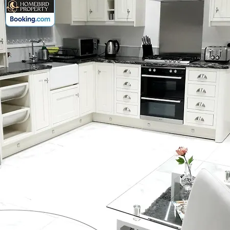 Spacious 3-bedroom House Near Centre By Homebird Management Short Lets & Serviced With En-suite Bathrooms & Free Parking Σπίτι διακοπών *