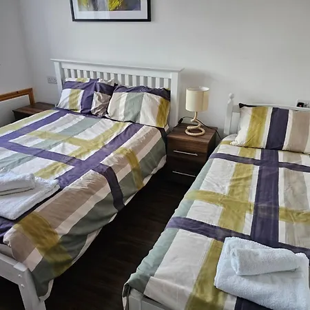 Holiday home Spacious 3-bedroom House Near Centre By Homebird Management Short Lets & Serviced With En-suite Bathrooms & Free Parking *