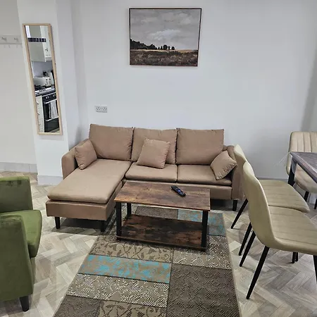 Spacious 3-bedroom House Near Centre By Homebird Management Short Lets & Serviced With En-suite Bathrooms & Free Parking *