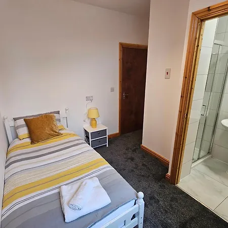 Spacious 3-bedroom House Near Centre By Homebird Management Short Lets & Serviced With En-suite Bathrooms & Free Parking Leeds (West Yorkshire)