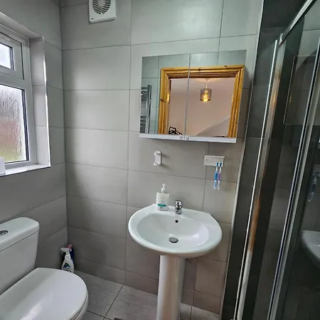 Spacious 3-bedroom House Near Centre By Homebird Management Short Lets & Serviced With En-suite Bathrooms & Free Parking * Leeds (West Yorkshire)