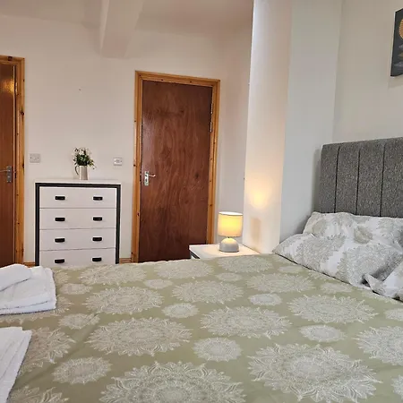 Spacious 3-bedroom House Near Centre By Homebird Management Short Lets & Serviced With En-suite Bathrooms & Free Parking Dom wakacyjny