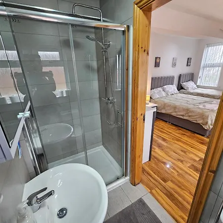 Dom wakacyjny Spacious 3-bedroom House Near Centre By Homebird Management Short Lets & Serviced With En-suite Bathrooms & Free Parking *