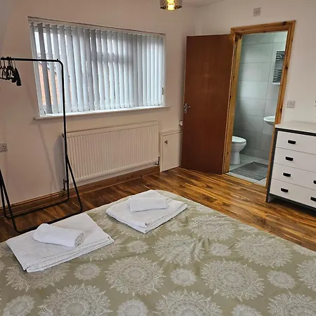 Spacious 3-bedroom House Near Centre By Homebird Management Short Lets & Serviced With En-suite Bathrooms & Free Parking *
