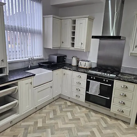 Spacious 3-bedroom House Near Centre By Homebird Management Short Lets & Serviced With En-suite Bathrooms & Free Parking Leeds (West Yorkshire)