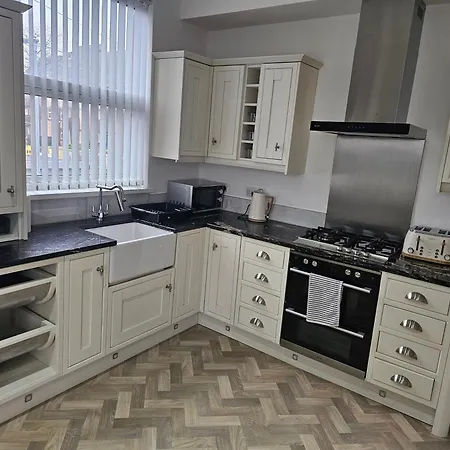 Spacious 3-bedroom House Near Centre By Homebird Management Short Lets & Serviced With En-suite Bathrooms & Free Parking Leeds (West Yorkshire)