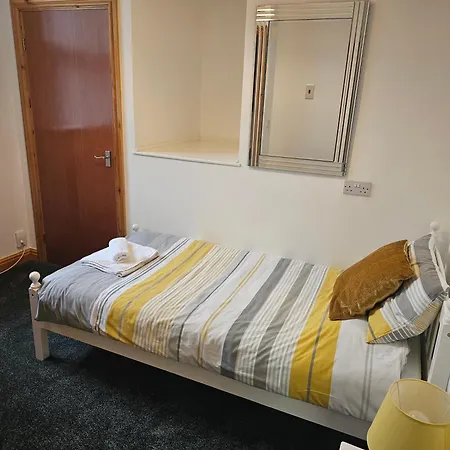 Ferienhaus Spacious 3-bedroom House Near Centre By Homebird Management Short Lets & Serviced With En-suite Bathrooms & Free Parking *