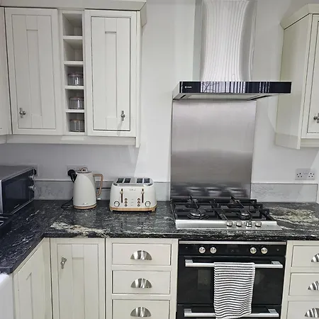 Spacious 3-bedroom House Near Centre By Homebird Management Short Lets & Serviced With En-suite Bathrooms & Free Parking * Leeds (West Yorkshire)