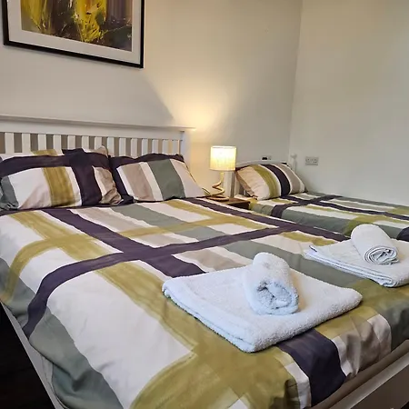 Spacious 3-bedroom House Near Centre By Homebird Management Short Lets & Serviced With En-suite Bathrooms & Free Parking * Leeds (West Yorkshire)