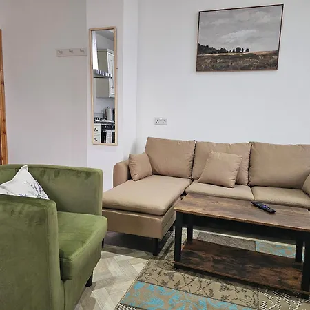 Spacious 3-bedroom House Near Centre By Homebird Management Short Lets & Serviced With En-suite Bathrooms & Free Parking *