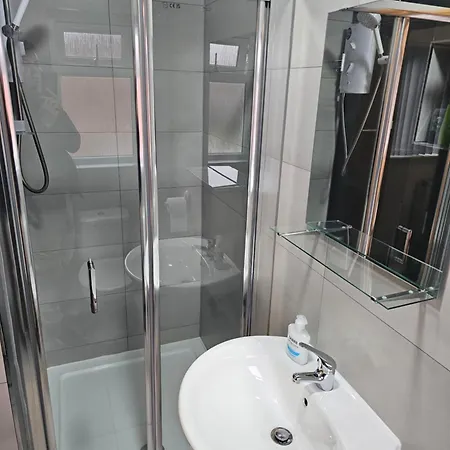 Spacious 3-bedroom House Near Centre By Homebird Management Short Lets & Serviced With En-suite Bathrooms & Free Parking Holiday home