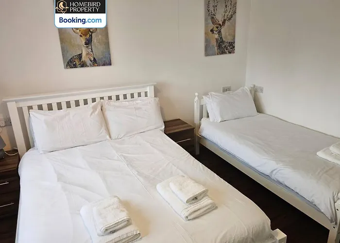 Spacious 3-bedroom House Near Centre By Homebird Management Short Lets & Serviced With En-suite Bathrooms & Free Parking