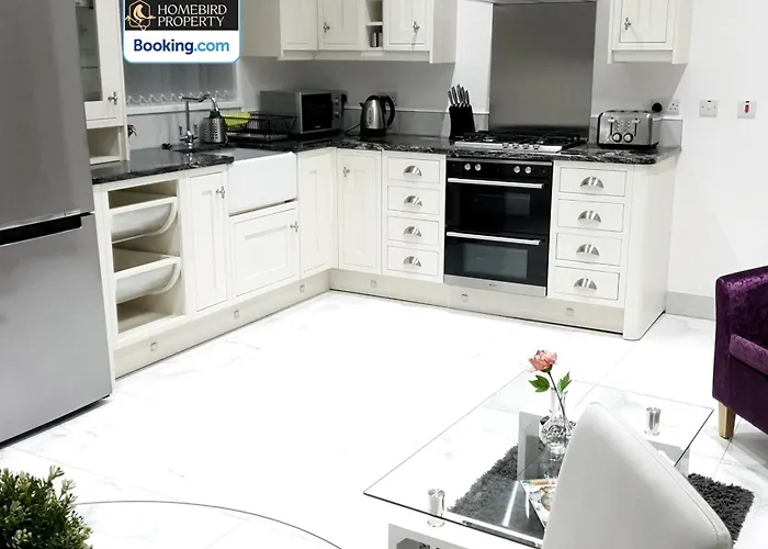 Spacious 3-bedroom House Near Centre By Homebird Management Short Lets & Serviced With En-suite Bathrooms & Free Parking Σπίτι διακοπών *