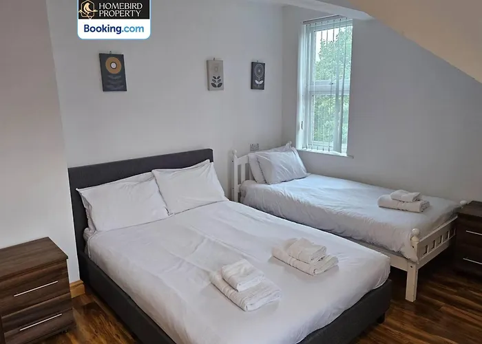 Σπίτι διακοπών Spacious 3-bedroom House Near Centre By Homebird Management Short Lets & Serviced With En-suite Bathrooms & Free Parking *