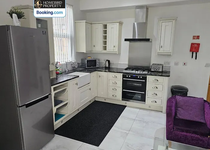 Σπίτι διακοπών Spacious 3-bedroom House Near Centre By Homebird Management Short Lets & Serviced With En-suite Bathrooms & Free Parking Λιντς