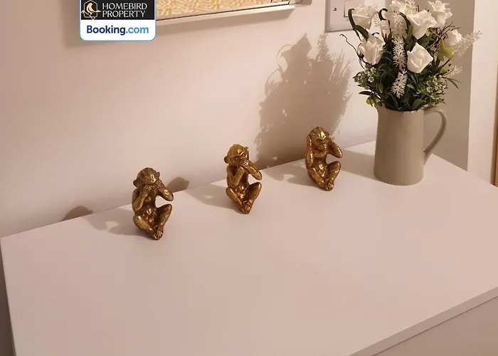 Spacious 3-bedroom House Near Centre By Homebird Management Short Lets & Serviced With En-suite Bathrooms & Free Parking Λιντς