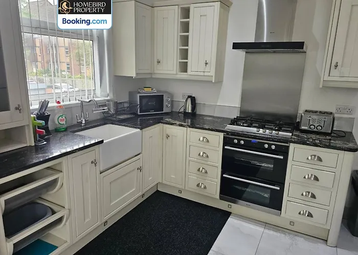 Spacious 3-bedroom House Near Centre By Homebird Management Short Lets & Serviced With En-suite Bathrooms & Free Parking Σπίτι διακοπών *