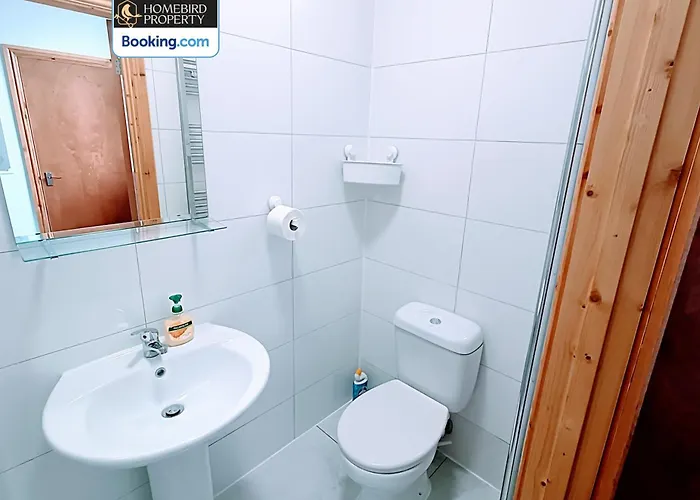 Spacious 3-bedroom House Near Centre By Homebird Management Short Lets & Serviced With En-suite Bathrooms & Free Parking *