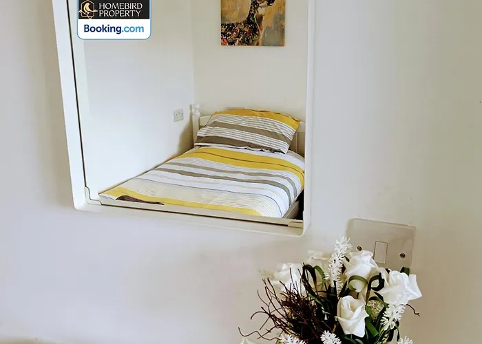 Spacious 3-bedroom House Near Centre By Homebird Management Short Lets & Serviced With En-suite Bathrooms & Free Parking * Λιντς