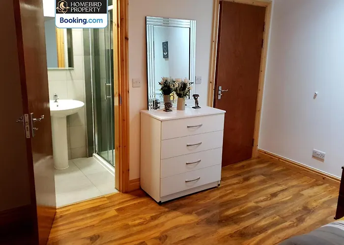 Spacious 3-bedroom House Near Centre By Homebird Management Short Lets & Serviced With En-suite Bathrooms & Free Parking Σπίτι διακοπών *