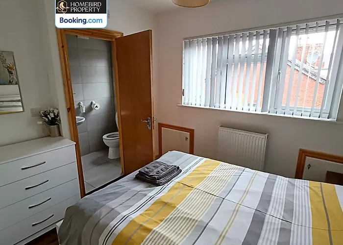 Spacious 3-bedroom House Near Centre By Homebird Management Short Lets & Serviced With En-suite Bathrooms & Free Parking