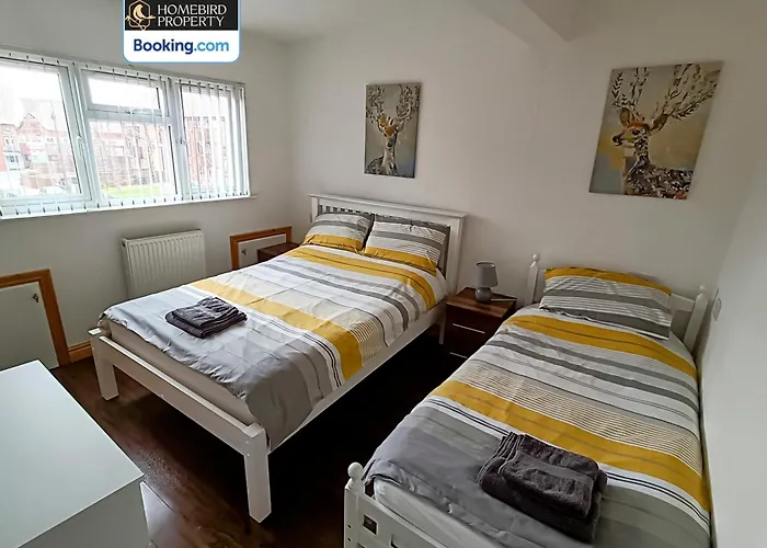 Σπίτι διακοπών Spacious 3-bedroom House Near Centre By Homebird Management Short Lets & Serviced With En-suite Bathrooms & Free Parking *