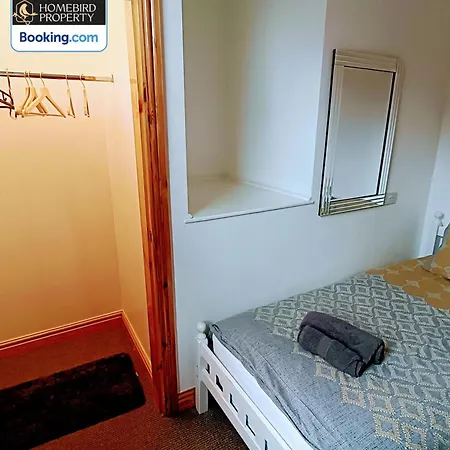 Spacious 3-bedroom House Near Centre By Homebird Management Short Lets & Serviced With En-suite Bathrooms & Free Parking