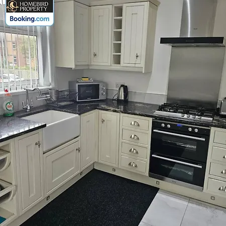 Spacious 3-bedroom House Near Centre By Homebird Management Short Lets & Serviced With En-suite Bathrooms & Free Parking Сasa de vacaciones *