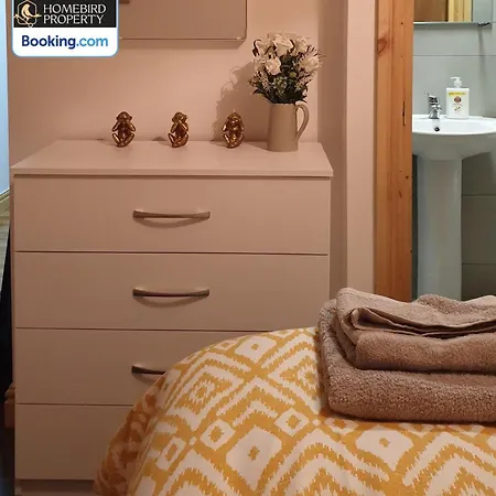 Spacious 3-bedroom House Near Centre By Homebird Management Short Lets & Serviced With En-suite Bathrooms & Free Parking Сasa de vacaciones Leeds (West Yorkshire)