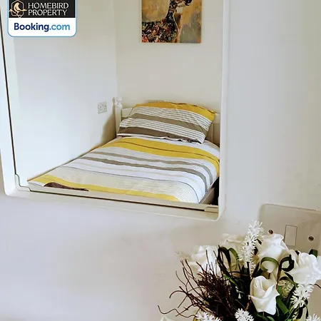 Spacious 3-bedroom House Near Centre By Homebird Management Short Lets & Serviced With En-suite Bathrooms & Free Parking * Leeds (West Yorkshire)