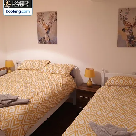 Сasa de vacaciones Spacious 3-bedroom House Near Centre By Homebird Management Short Lets & Serviced With En-suite Bathrooms & Free Parking