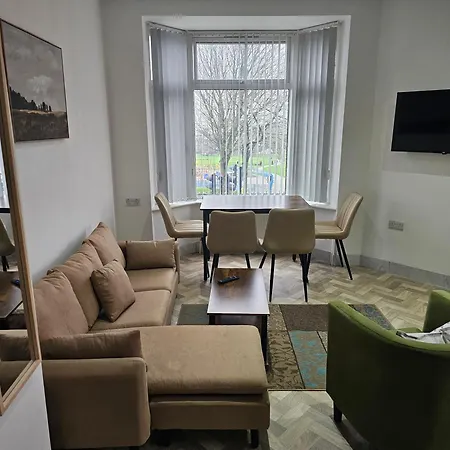 Spacious 3-bedroom House Near Centre By Homebird Management Short Lets & Serviced With En-suite Bathrooms & Free Parking בית נופש *