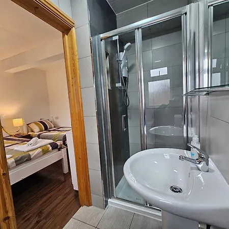 בית נופש Spacious 3-bedroom House Near Centre By Homebird Management Short Lets & Serviced With En-suite Bathrooms & Free Parking
