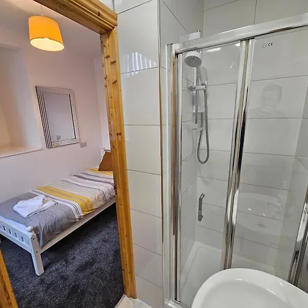 Spacious 3-bedroom House Near Centre By Homebird Management Short Lets & Serviced With En-suite Bathrooms & Free Parking בית נופש לידס