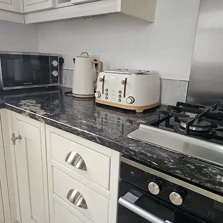 Spacious 3-bedroom House Near Centre By Homebird Management Short Lets & Serviced With En-suite Bathrooms & Free Parking *