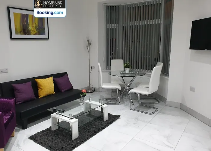 Сasa de vacaciones Spacious 3-bedroom House Near Centre By Homebird Management Short Lets & Serviced With En-suite Bathrooms & Free Parking *