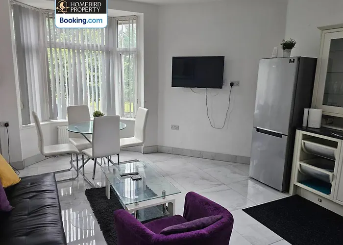 Spacious 3-bedroom House Near Centre By Homebird Management Short Lets & Serviced With En-suite Bathrooms & Free Parking Сasa de vacaciones Leeds (West Yorkshire)